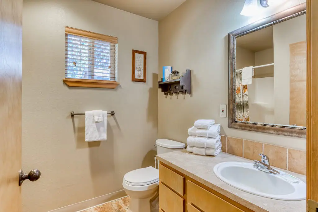 Dog-friendly lodge on 1 acre with deck & woodstove - walk to Deschutes River