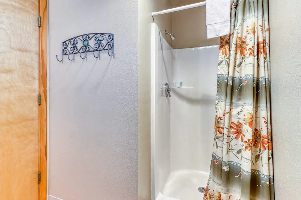 Dog-friendly lodge on 1 acre with deck & woodstove - walk to Deschutes River