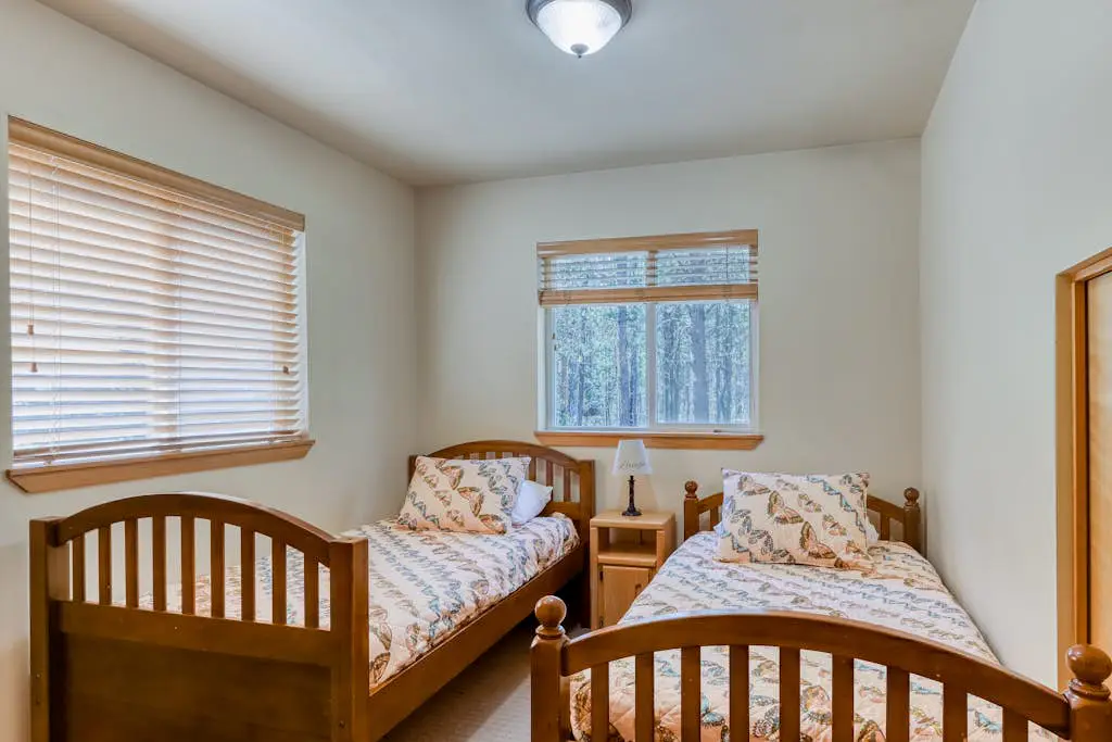 Dog-friendly lodge on 1 acre with deck & woodstove - walk to Deschutes River