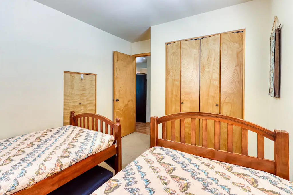 Dog-friendly lodge on 1 acre with deck & woodstove - walk to Deschutes River