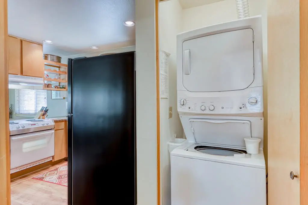 Dog-friendly lodge on 1 acre with deck & woodstove - walk to Deschutes River