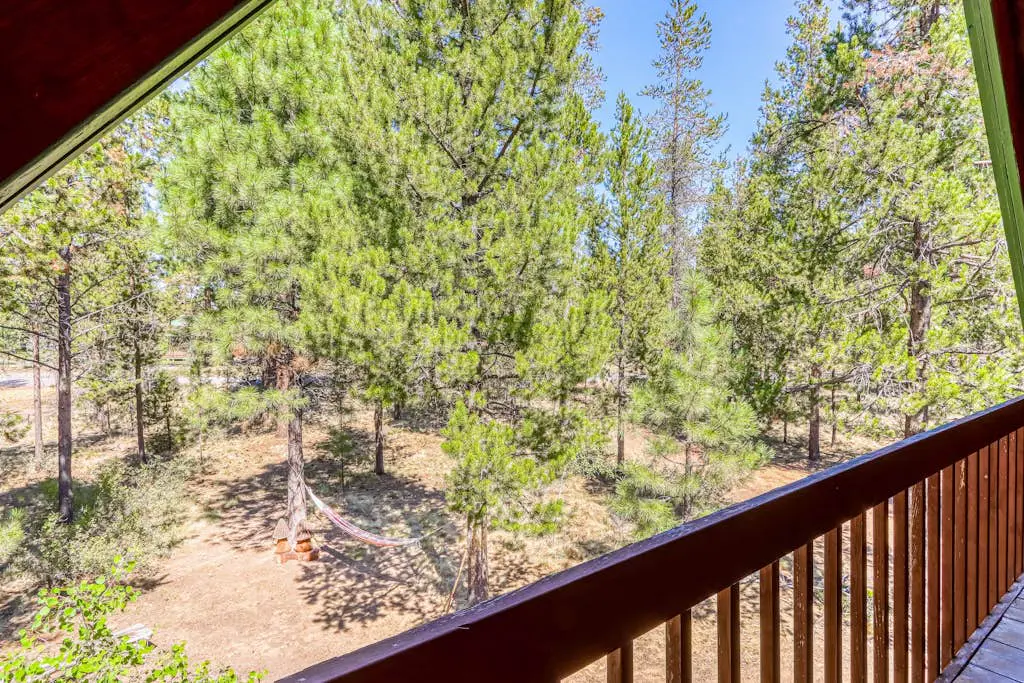 Dog-friendly lodge on 1 acre with deck & woodstove - walk to Deschutes River
