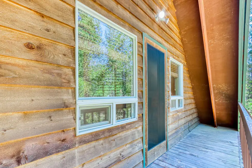 Dog-friendly lodge on 1 acre with deck & woodstove - walk to Deschutes River