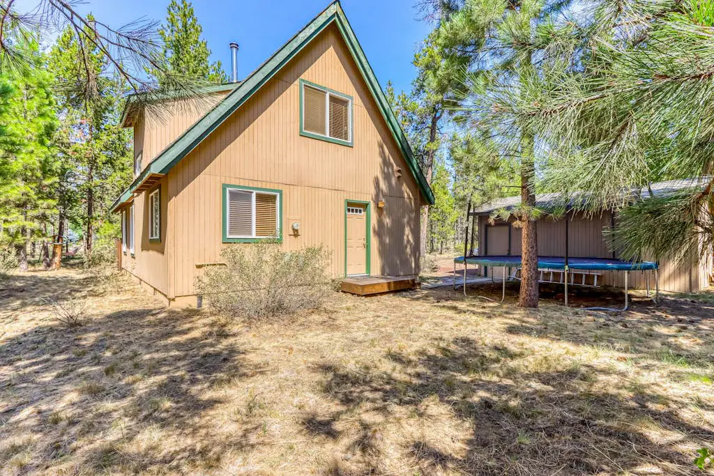 Dog-friendly lodge on 1 acre with deck & woodstove - walk to Deschutes River