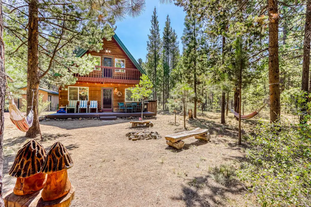 Dog-friendly lodge on 1 acre with deck & woodstove - walk to Deschutes River