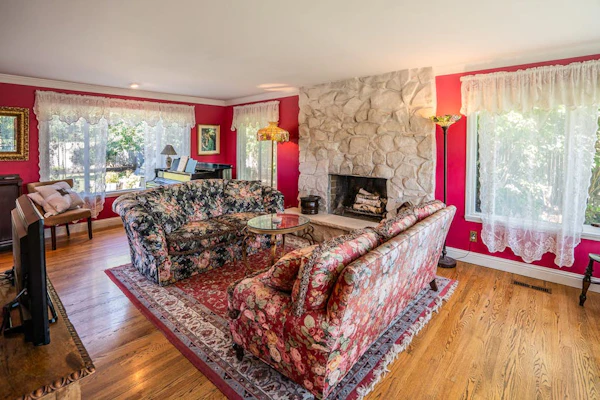 Classic & elegant house with entertainment & spacious, laid-back yard