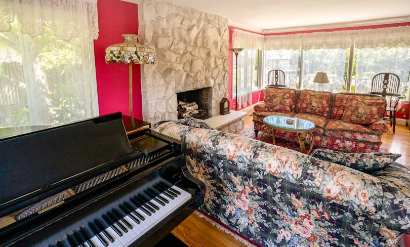 Classic & elegant house with entertainment & spacious, laid-back yard