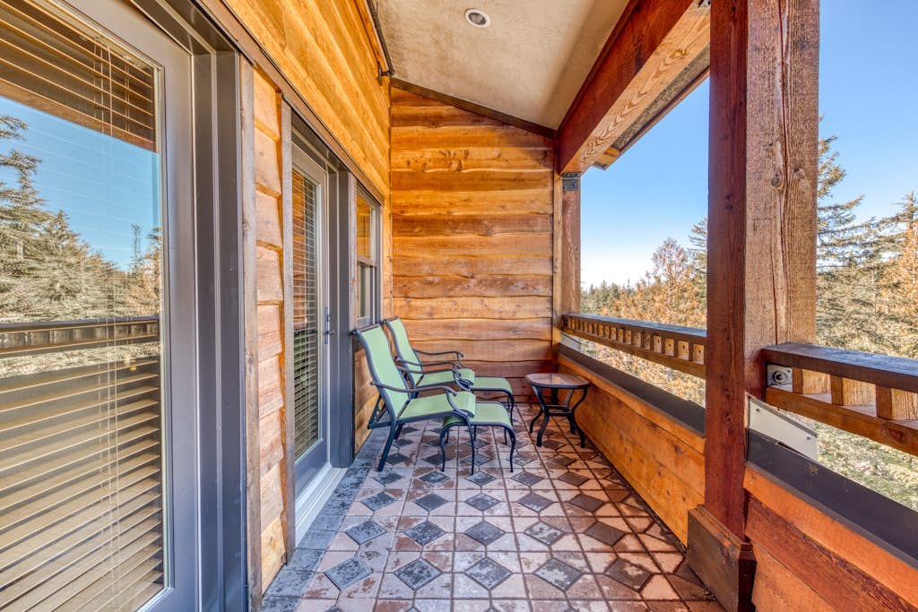 Luxury penthouse condo w/shared pool, hot tub & great mountain views