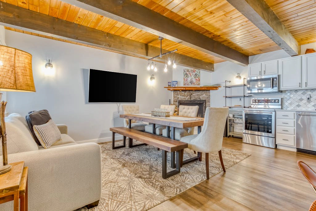 Serene condo with skiing, fireplace, mountainview, & washer&dryer