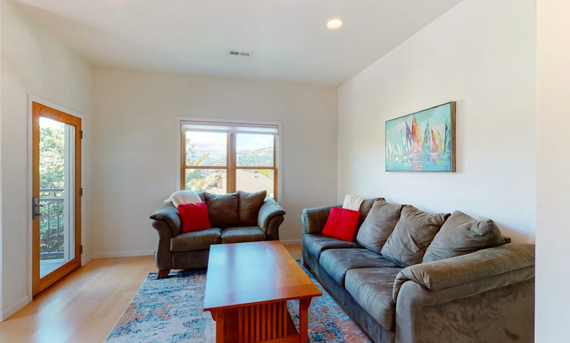 Stylish condo w/ balcony, private washer/dryer, & full kitchen - close to river