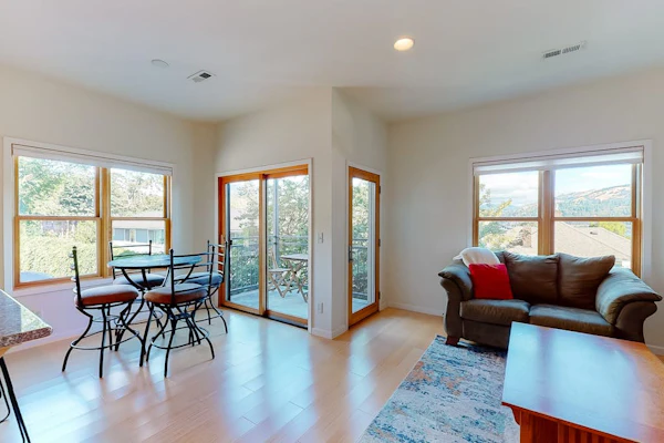 Stylish condo w/ balcony, private washer/dryer, & full kitchen - close to river