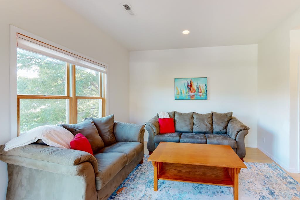 Stylish condo w/ balcony, private washer/dryer, & full kitchen - close to river