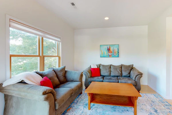 Stylish condo w/ balcony, private washer/dryer, & full kitchen - close to river