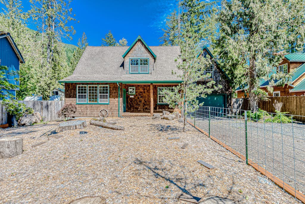 Dog-friendly home with pool & tennis access, fenced yard, deck & grill