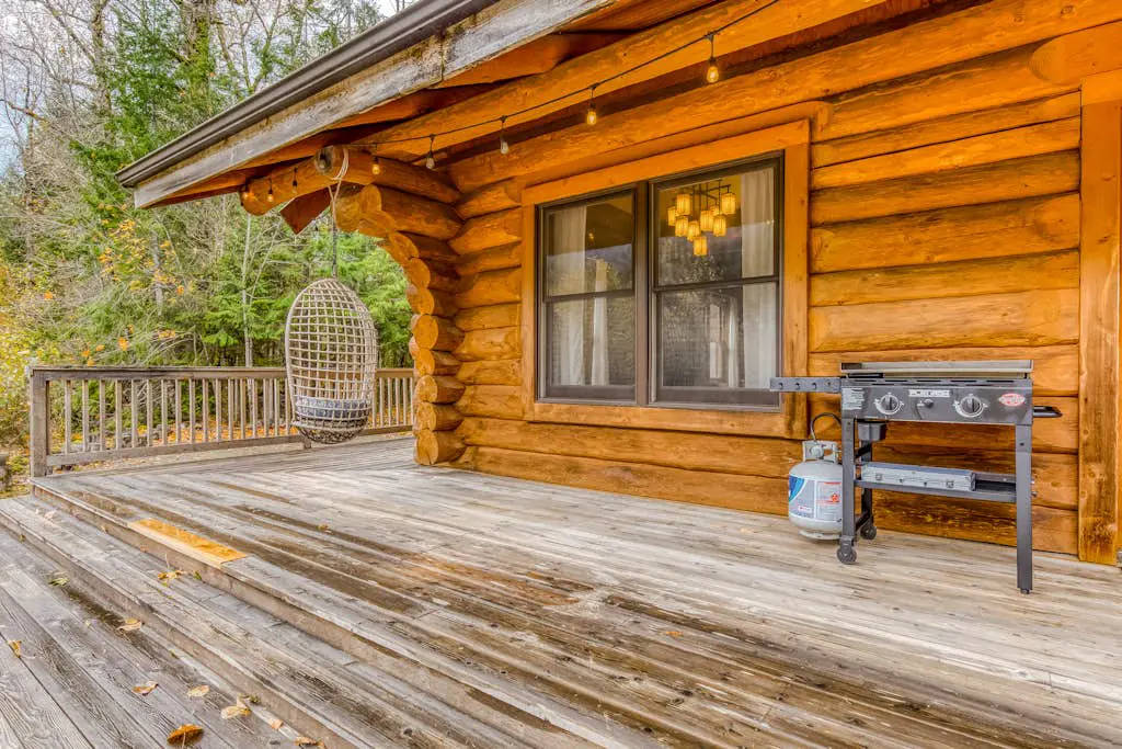 Mountain view, dog-friendly cabin with fireplace, washer&dryer, grill, & hot tub