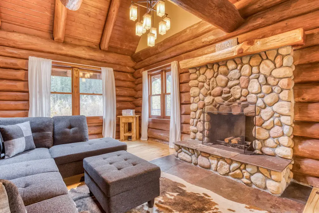 Mountain view, dog-friendly cabin with fireplace, washer&dryer, grill, & hot tub