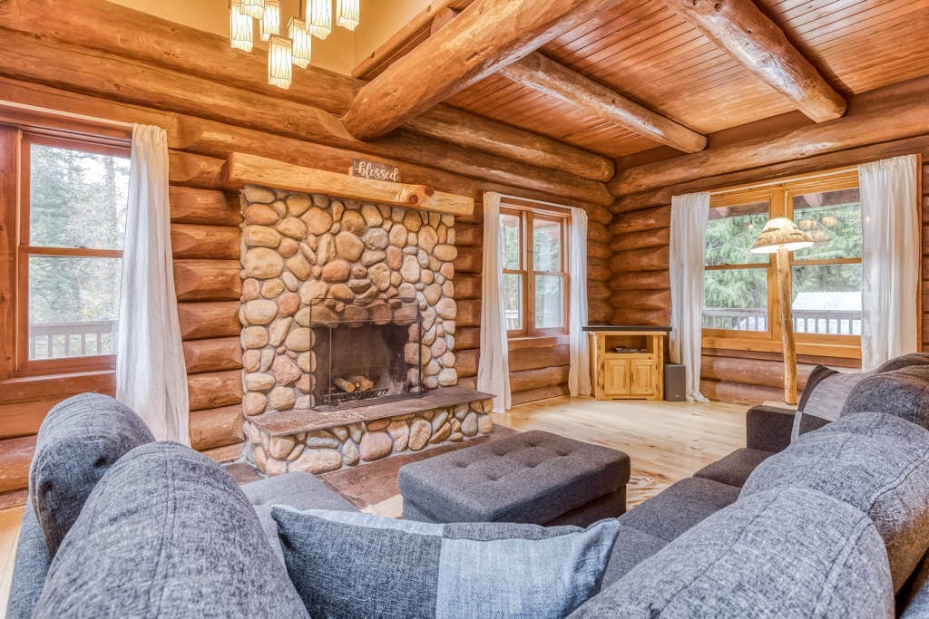Mountain view, dog-friendly cabin with fireplace, washer&dryer, grill, & hot tub
