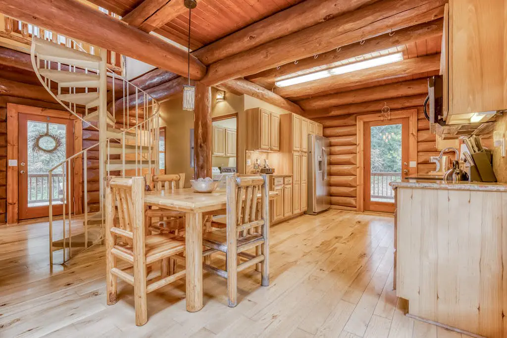 Mountain view, dog-friendly cabin with fireplace, washer&dryer, grill, & hot tub