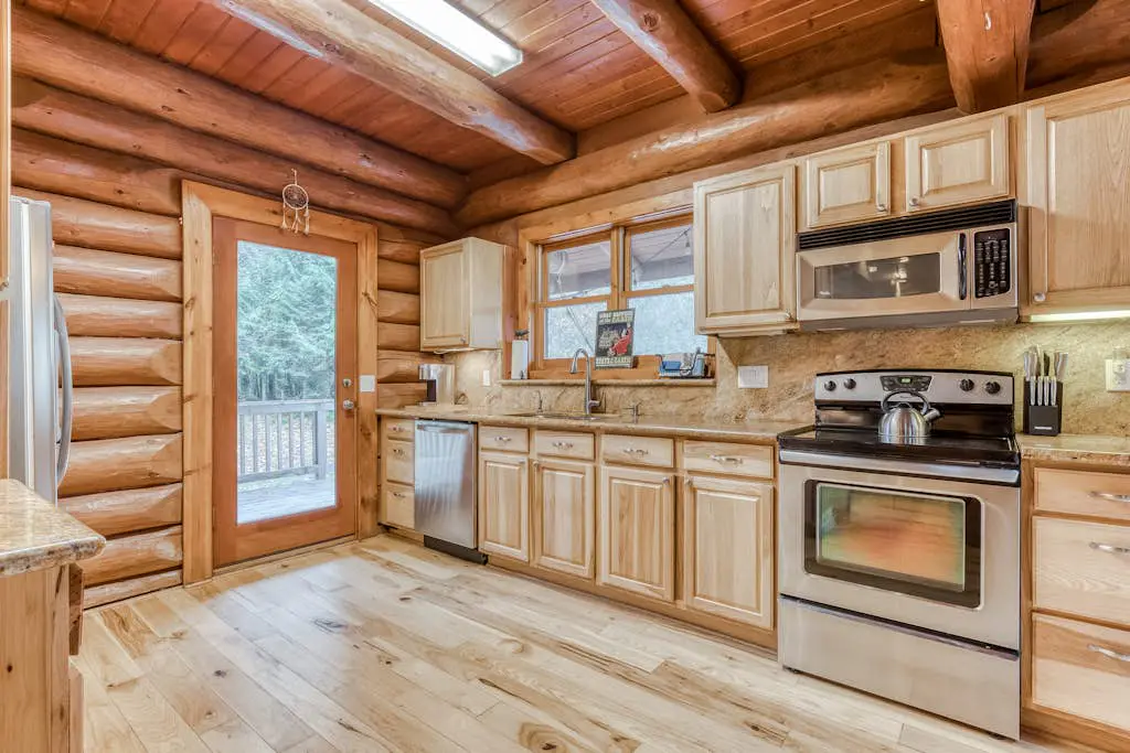 Mountain view, dog-friendly cabin with fireplace, washer&dryer, grill, & hot tub