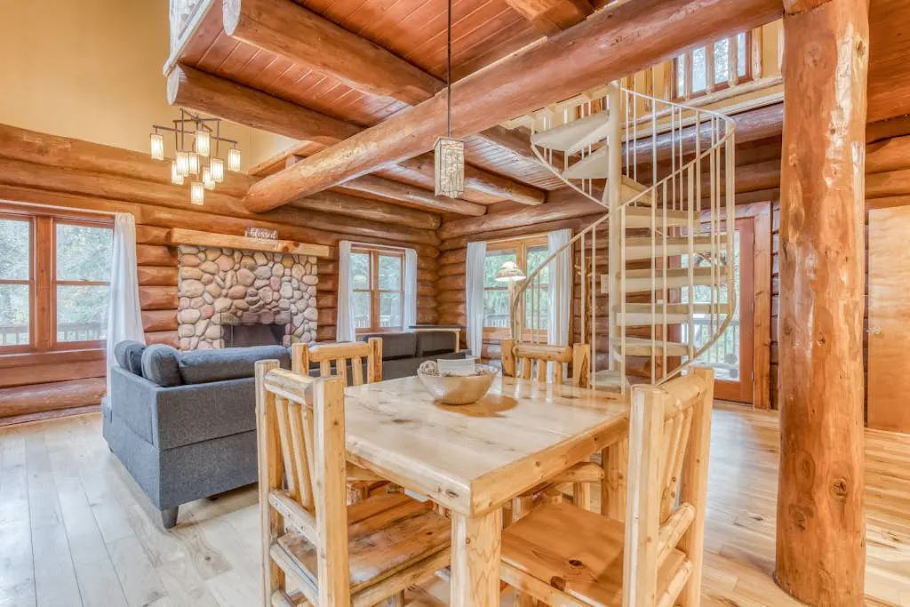 Mountain view, dog-friendly cabin with fireplace, washer&dryer, grill, & hot tub