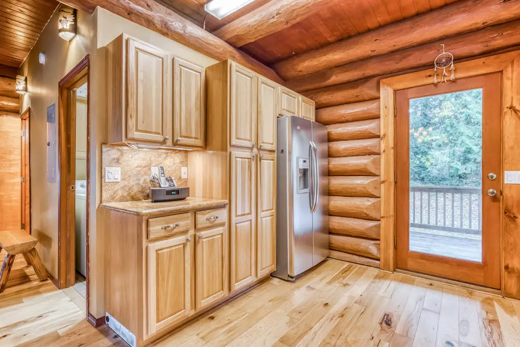 Mountain view, dog-friendly cabin with fireplace, washer&dryer, grill, & hot tub