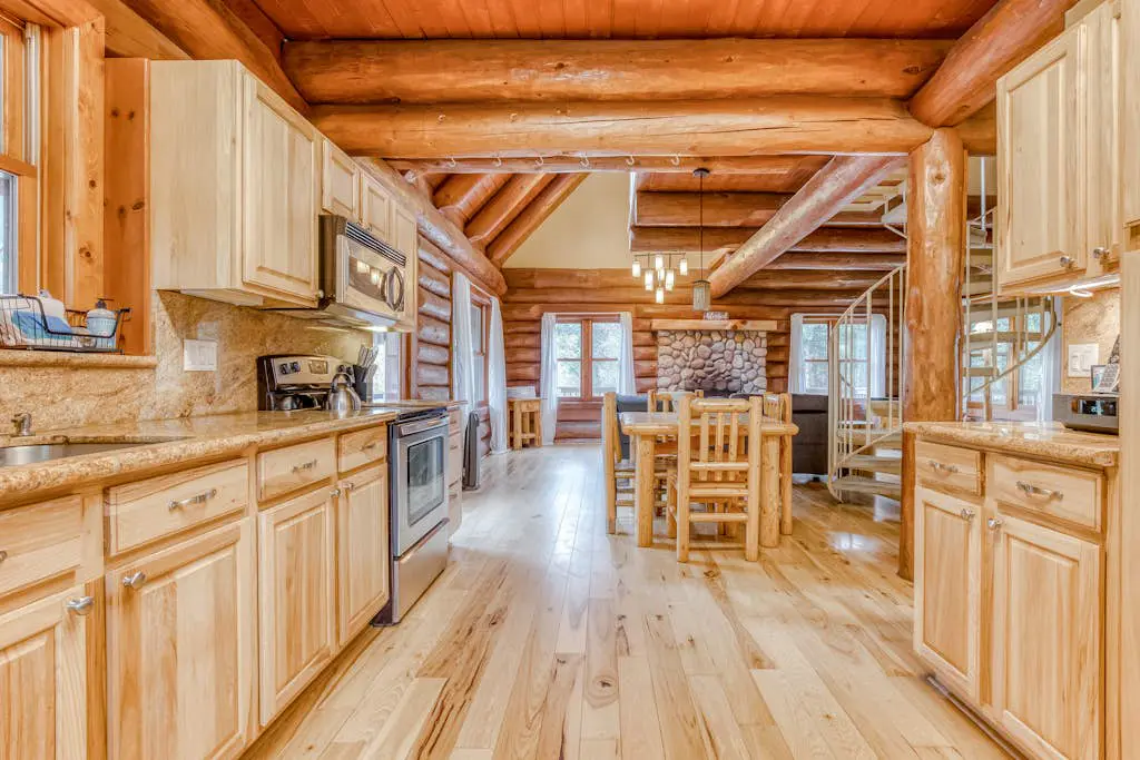 Mountain view, dog-friendly cabin with fireplace, washer&dryer, grill, & hot tub