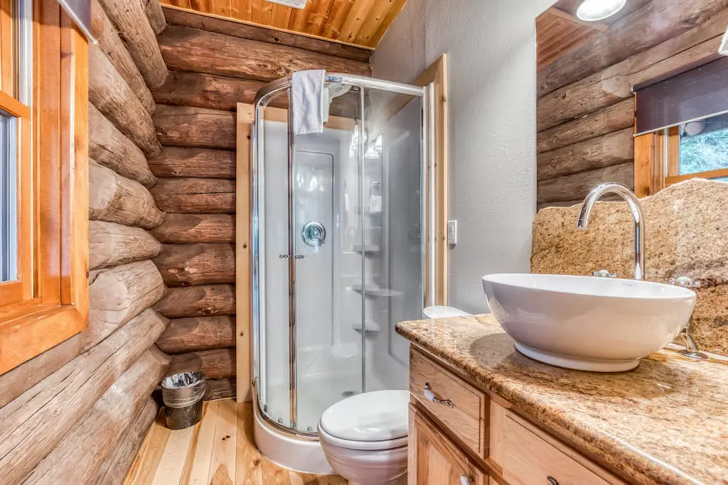 Mountain view, dog-friendly cabin with fireplace, washer&dryer, grill, & hot tub