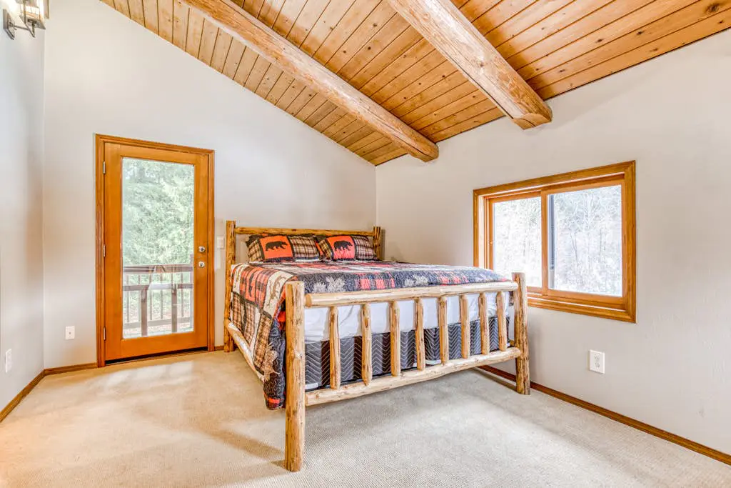 Mountain view, dog-friendly cabin with fireplace, washer&dryer, grill, & hot tub