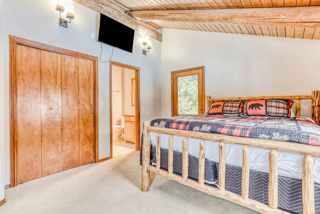 Mountain view, dog-friendly cabin with fireplace, washer&dryer, grill, & hot tub