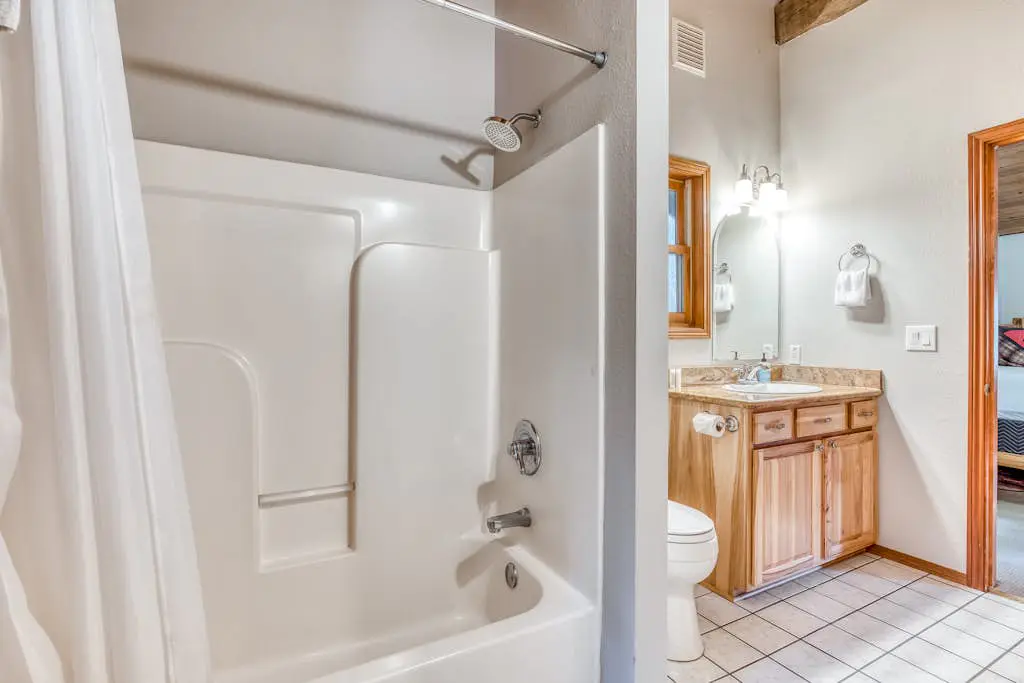 Mountain view, dog-friendly cabin with fireplace, washer&dryer, grill, & hot tub