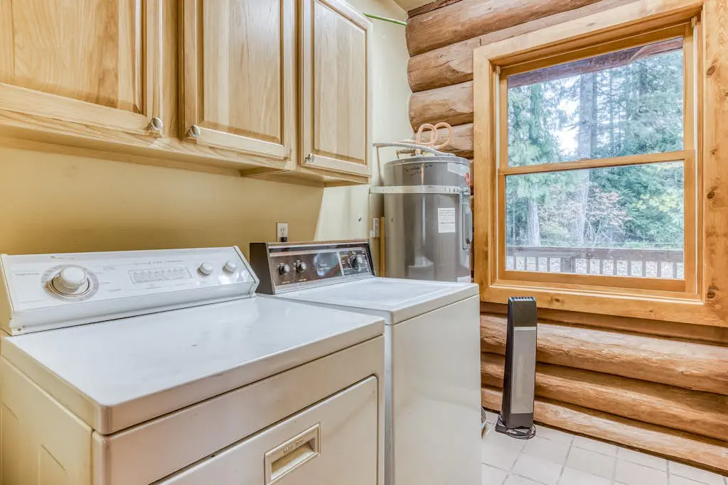Mountain view, dog-friendly cabin with fireplace, washer&dryer, grill, & hot tub