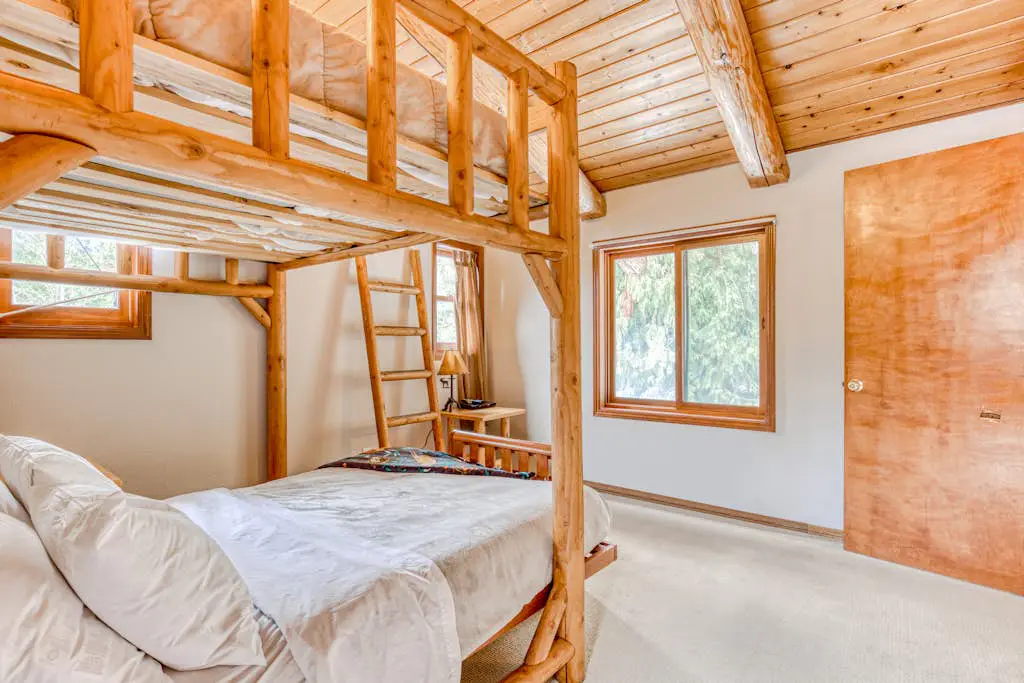 Mountain view, dog-friendly cabin with fireplace, washer&dryer, grill, & hot tub