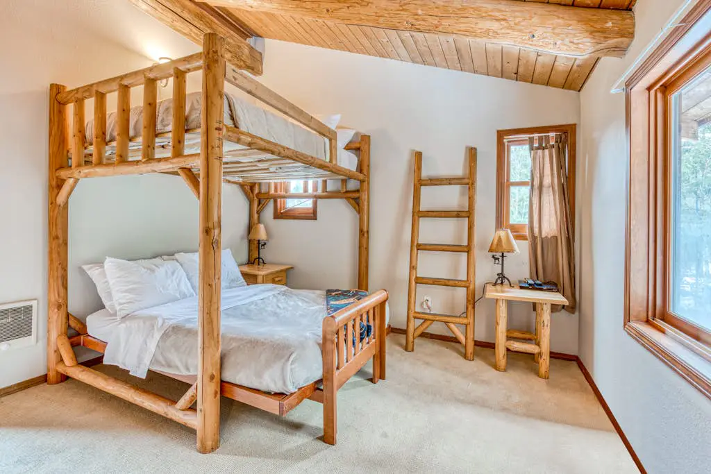 Mountain view, dog-friendly cabin with fireplace, washer&dryer, grill, & hot tub