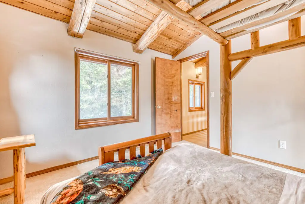 Mountain view, dog-friendly cabin with fireplace, washer&dryer, grill, & hot tub