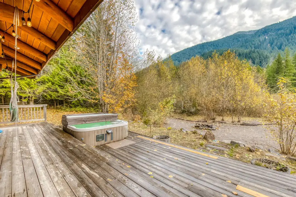 Mountain view, dog-friendly cabin with fireplace, washer&dryer, grill, & hot tub