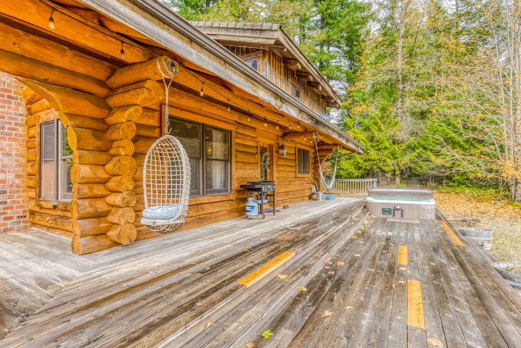 Mountain view, dog-friendly cabin with fireplace, washer&dryer, grill, & hot tub