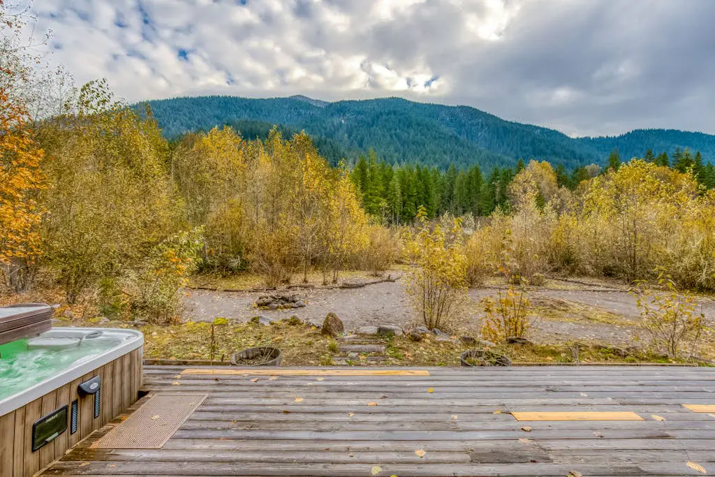 Mountain view, dog-friendly cabin with fireplace, washer&dryer, grill, & hot tub