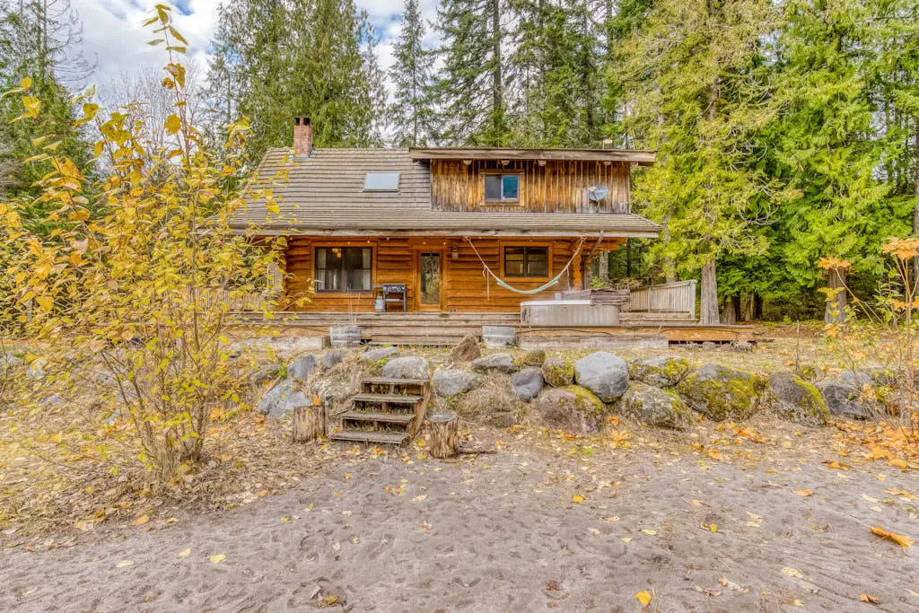 Mountain view, dog-friendly cabin with fireplace, washer&dryer, grill, & hot tub