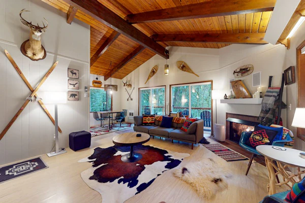 Secluded dog-friendly cabin with two fireplaces, washer/dryer, deck & firepit