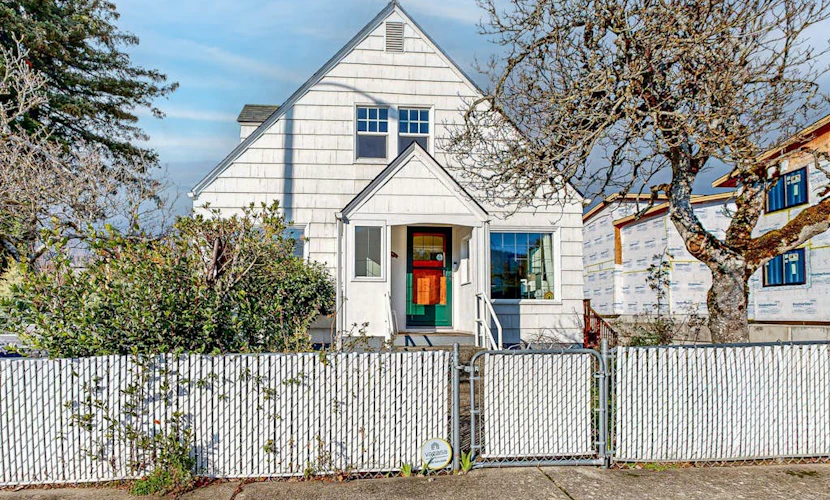 Renovated home in central location w/ hot tub, theater, fast wifi & work desks