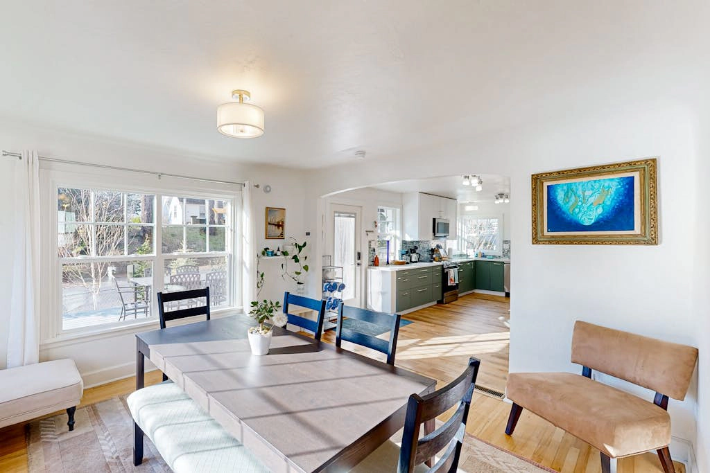 Renovated home in central location with hot tub, theater, fast wifi & work desks