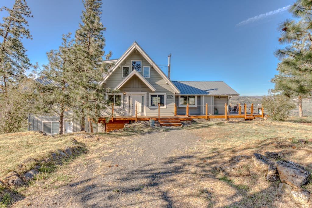 Dog-friendly, 2-level gorge view home with hot tub, lovely deck, central AC, W/D