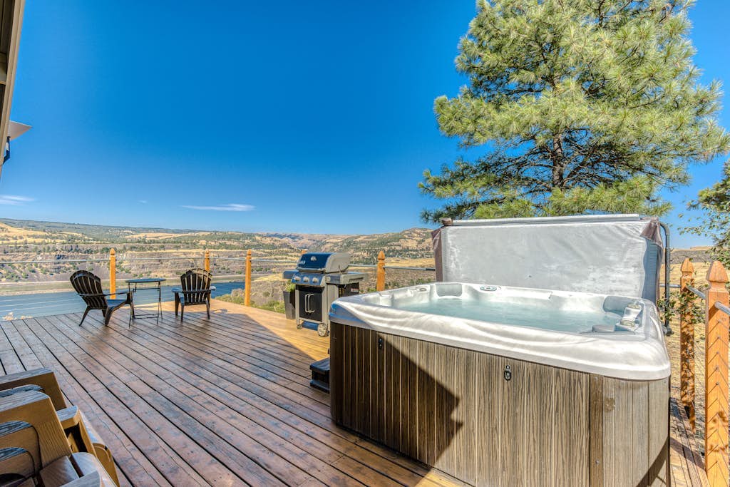 Dog-friendly, 2-level gorge view home with hot tub, lovely deck, central AC, W/D