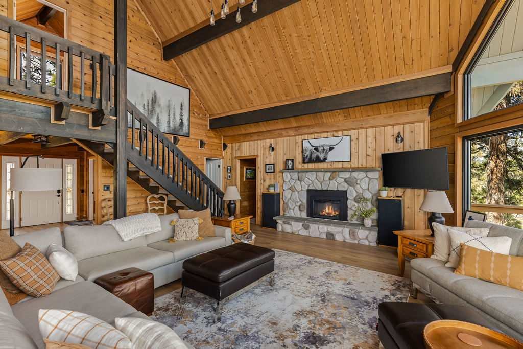 Dog-friendly, 2-level gorge view home with hot tub, lovely deck, central AC, W&D
