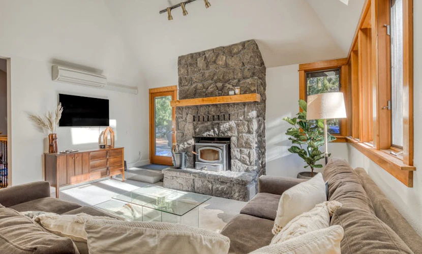 Expansive golf-view getaway with private hot tub, pool, fast WiFi & game room