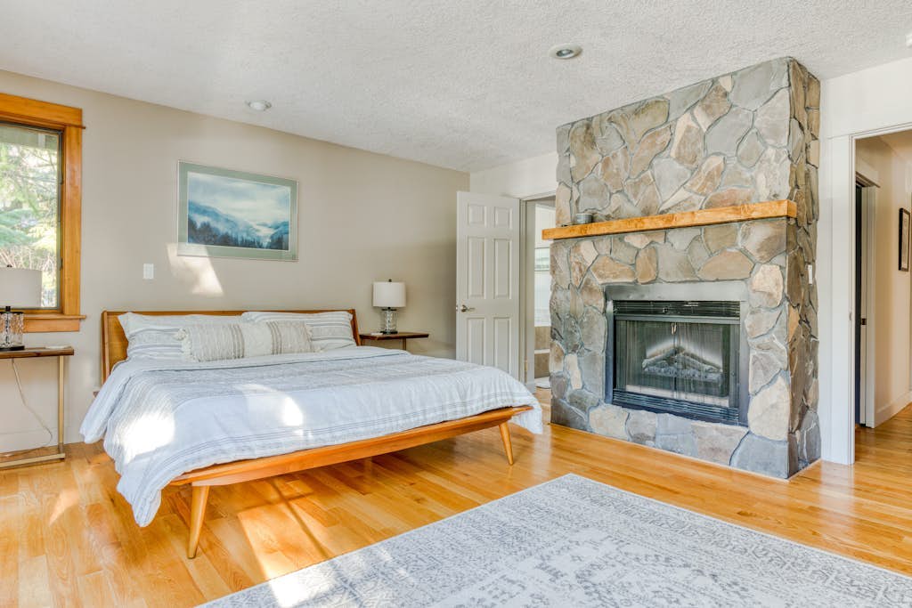 Expansive golf-view getaway with private hot tub, pool, fast WiFi & game room