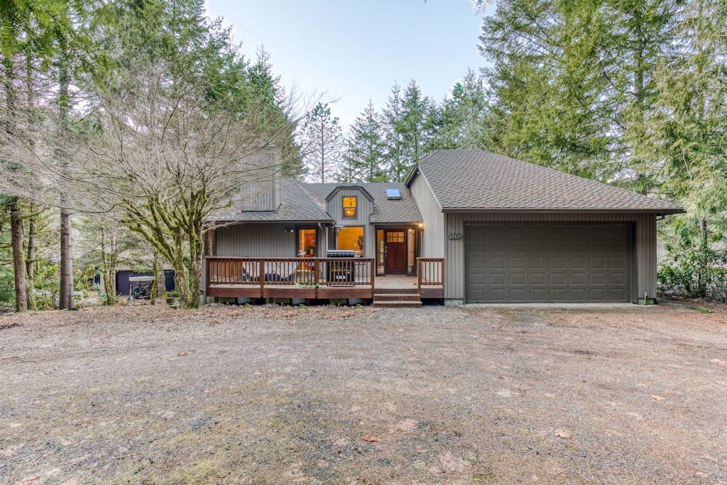 Expansive golf-view getaway with private hot tub, pool, fast WiFi & game room