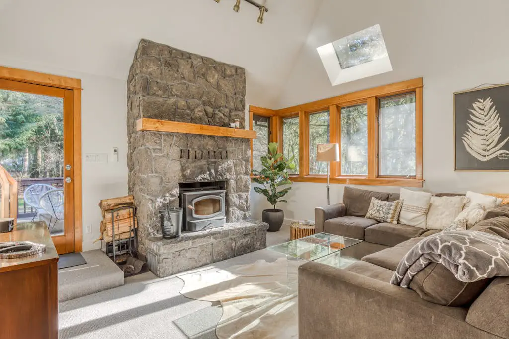 Expansive golf-view getaway with private hot tub, pool, fast WiFi & game room
