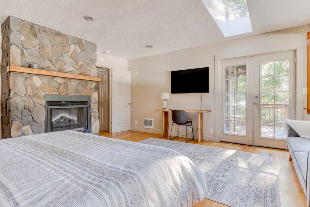Expansive golf-view getaway with private hot tub, pool, fast WiFi & game room