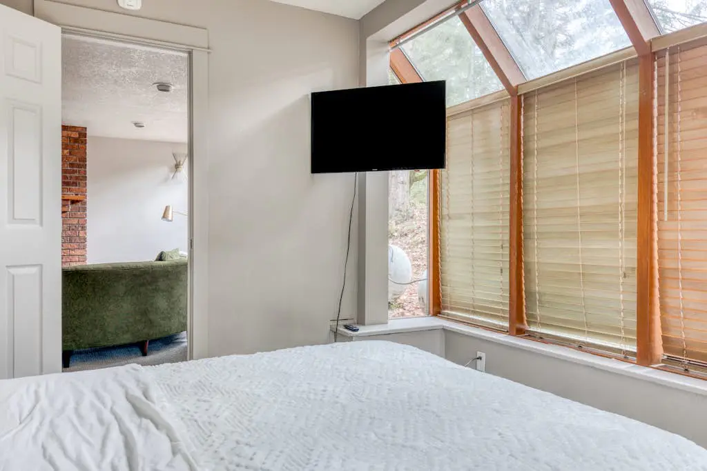 Expansive golf-view getaway with private hot tub, pool, fast WiFi & game room